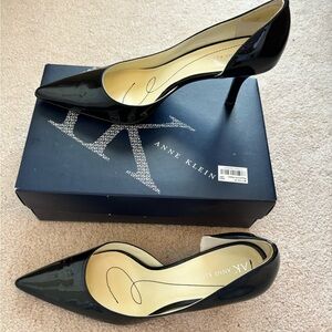 Anne Klein Christa pumps. Black Patent. Size 8. Like new. No damage/scuffs.
